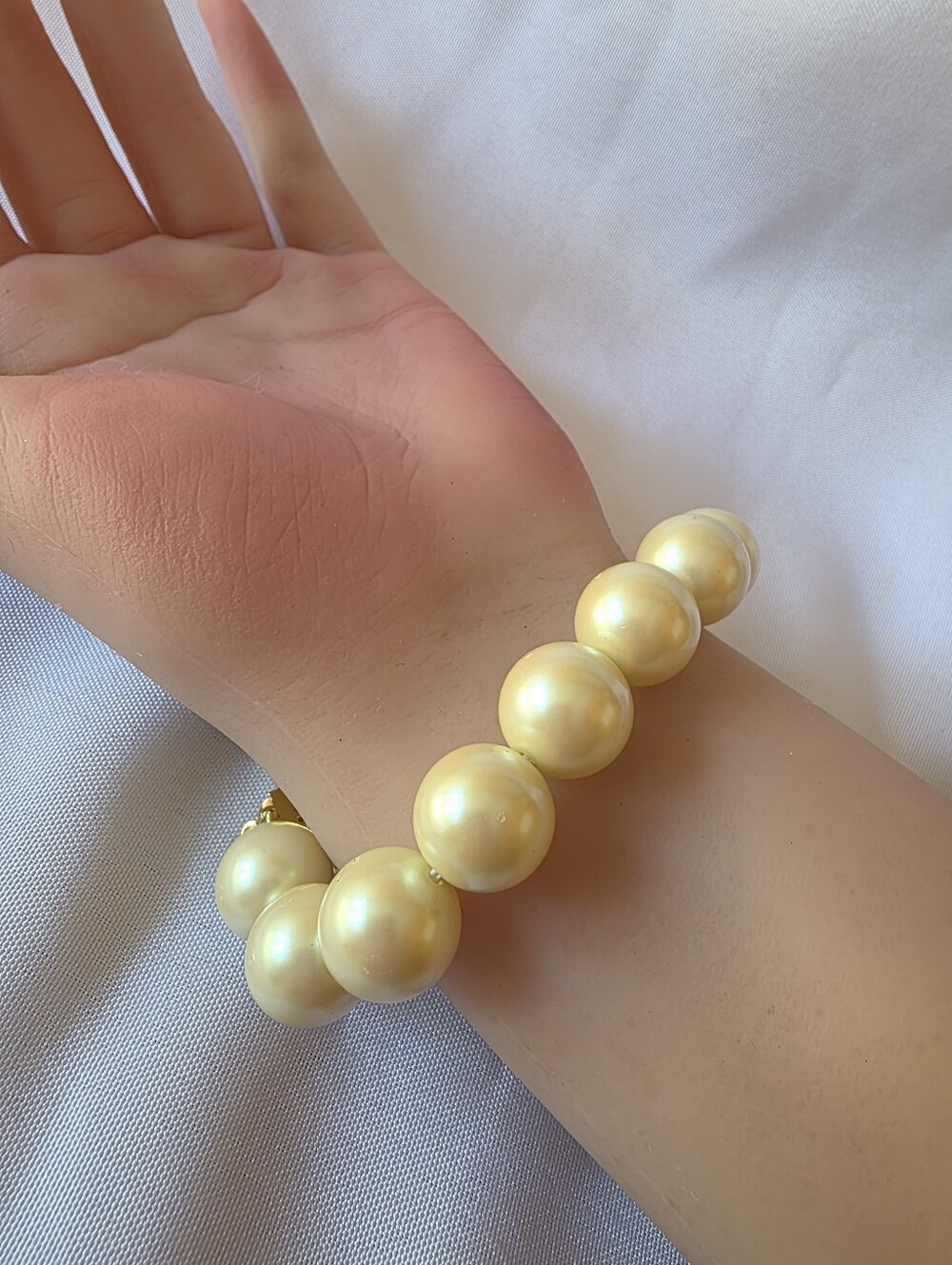 Kate Spade All Wrapped Up In Pearls Gold Tone Bow Bracelet Glass Pearls - Picture 3 of 9